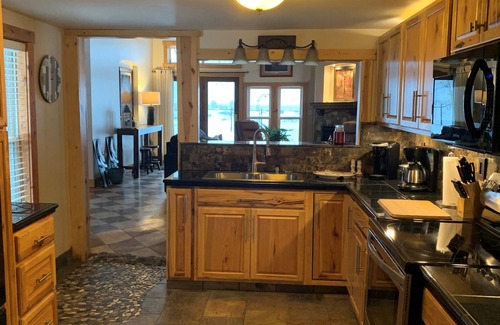 Little Suamico Casa | Cozy home on the bay with sand beach and beautiful sunrises!🌅