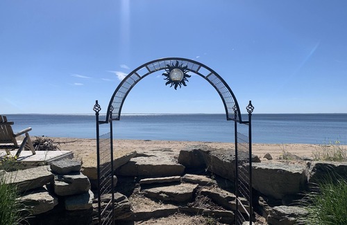 Little Suamico Casa | Cozy home on the bay with sand beach and beautiful sunrises!🌅