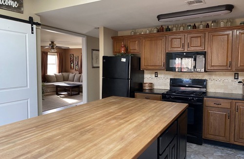 Independence Casa | Cozy Home outside Independence City Limits! 3 beds and 2 baths. Close to all!