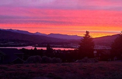 East Wenatchee Casa | Cozy home overlooking Columbia River & Enchantments Mtn Range!