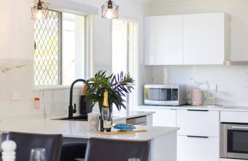 Indooroopilly Casa | Cozy Home/Prime Spot/Near Shops