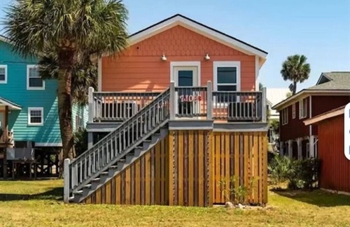 Edisto Island Casa | Cozy home sleeps 4 & just a few steps to the beach & Linens Included!