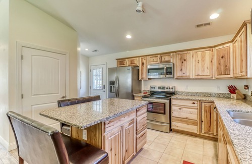 Whittier Cabaña | Acogedora casa w / deck, chimenea y jacuzzi - acceso a la orilla del río!