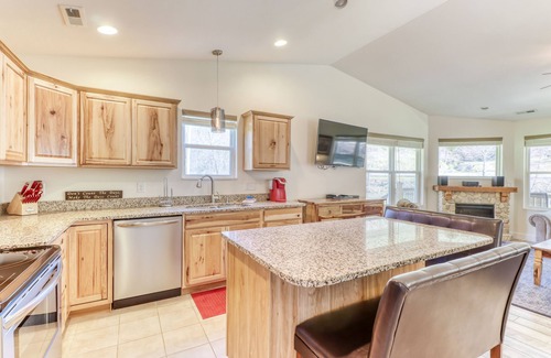 Whittier Cabaña | Acogedora casa w / deck, chimenea y jacuzzi - acceso a la orilla del río!