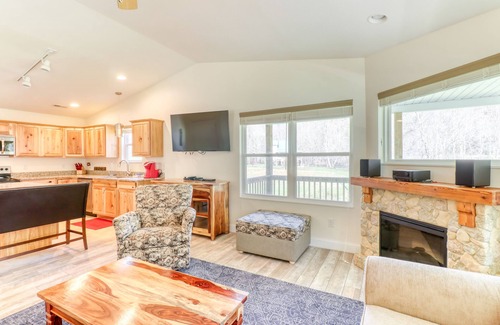 Whittier Cabaña | Acogedora casa w / deck, chimenea y jacuzzi - acceso a la orilla del río!