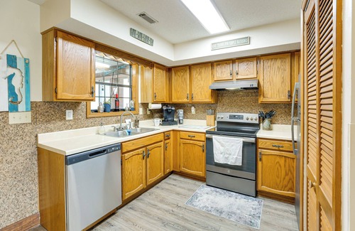 Sunset Beach Casa | Cozy Home w/ Fenced Backyard in Sunset Beach!