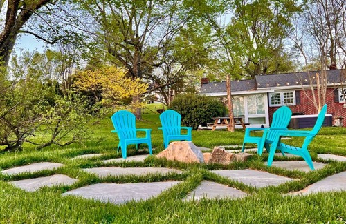 Mills River Cabaña | Cozy home w/ hot tub & huge fenced yard & firepit!