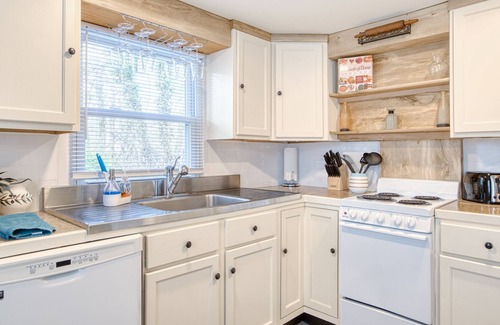 Miller Southside Casa | Cozy home walking distance to the VT Lane stadium.