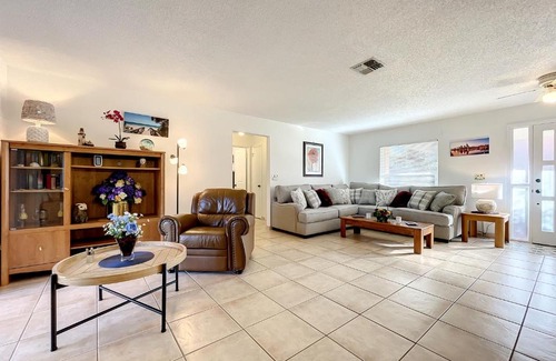 New Smyrna Beach Casa | Cozy home with 1-car garage within walking distance to the beach. 836C