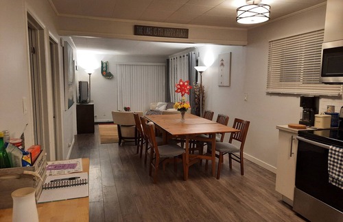 Wasaga Beach Casa | Cozy home with all the amenities you need, just 1min walk from a beautiful beach