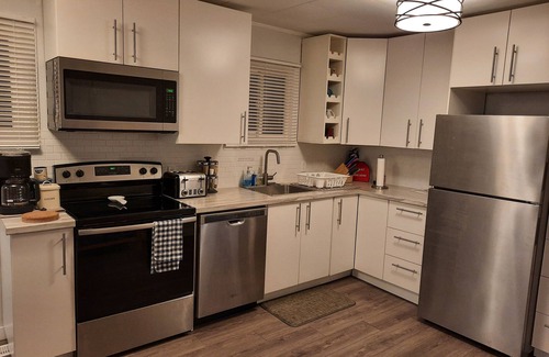 Wasaga Beach Casa | Cozy home with all the amenities you need, just 1min walk from a beautiful beach