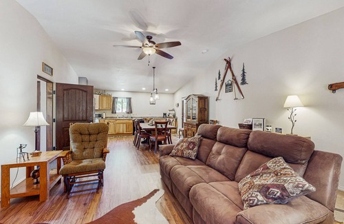 Angel Fire Cabina | Cozy home with gas fireplace and private washer/dryer - close to skiing