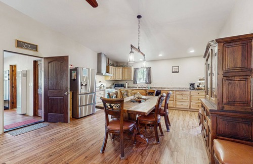 Angel Fire Cabina | Cozy home with gas fireplace and private washer/dryer - close to skiing