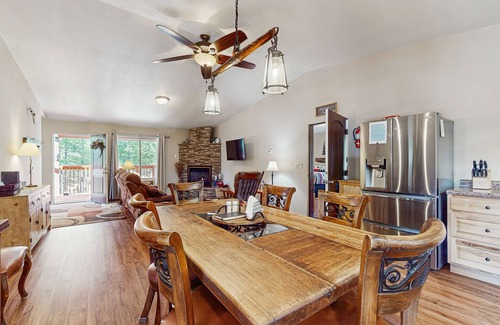 Angel Fire Cabina | Cozy home with gas fireplace and private washer/dryer - close to skiing