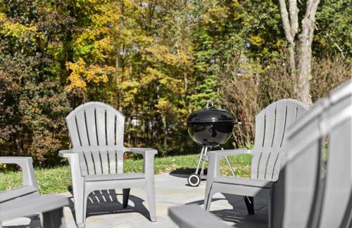 New Paltz Casa | Cozy Home with Hot Tub Game Room and Fire Pit