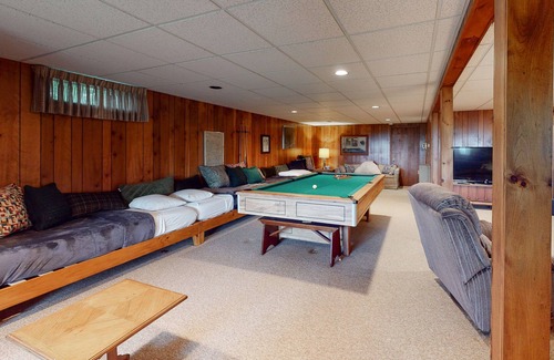 Wilmington Casa | Cozy home with large deck, views, pool table & pools