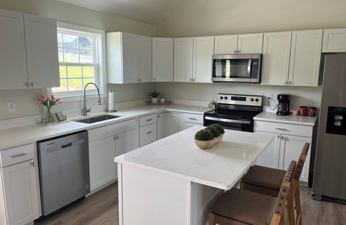 Newport Casa | Cozy home with Mountain Views! Pet friendly!