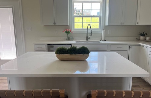 Newport Casa | Cozy home with Mountain Views! Pet friendly!