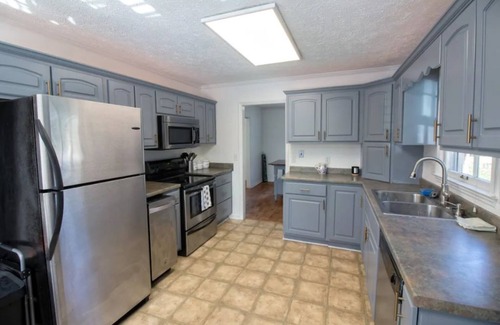 Austell Casa | Cozy Home with Pool Near Atlanta, Six Flags, Truist Park and Airport