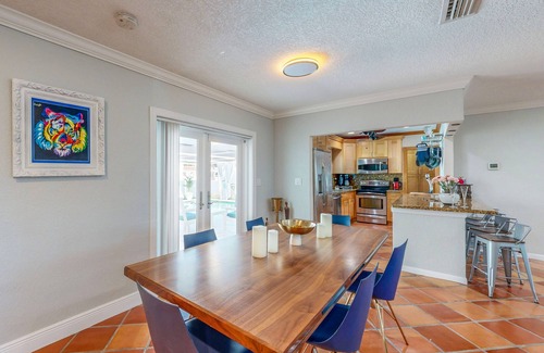 Nautilus Isle Casa | Cozy Home with pool, dock, canal view, fully equipped kitchen, dog friendly