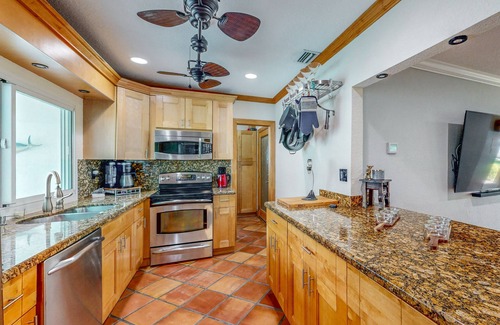 Nautilus Isle Casa | Cozy Home with pool, dock, canal view, fully equipped kitchen, dog friendly