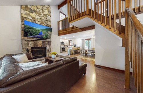 East Stroudsburg Casa | Cozy Home with Theater Room and Hot Tub
