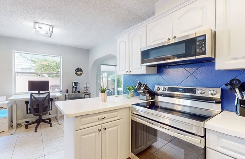 Southwest Casa | Cozy home with enclosed backyard, fire pit, central AC, wifi