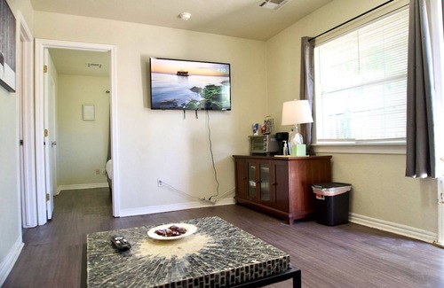 Central Oklahoma City Apartamento | Cozy Home- Zoos Museums Fun Step From Your Door