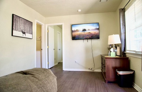 Central Oklahoma City Apartamento | Cozy Home- Zoos Museums Fun Step From Your Door