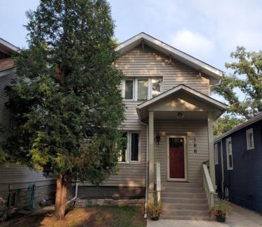 Tuxedo Casa | Cozy homestay in the master bedroom of a River Heights home