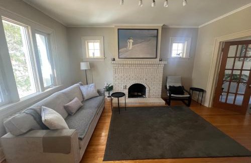 Tuxedo Casa | Cozy homestay in the master bedroom of a River Heights home