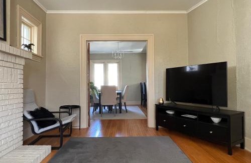 Tuxedo Casa | Cozy homestay in the master bedroom of a River Heights home