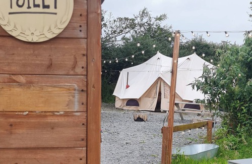 Llanfairpwllgwyngyll Cabina | Cozy Hot Tent with Log Burner & Hot Tub Right Tent