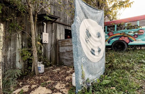 Brooksville Casa | Cozy Hot Tub “Love Bus” near Augusta, Kentucky