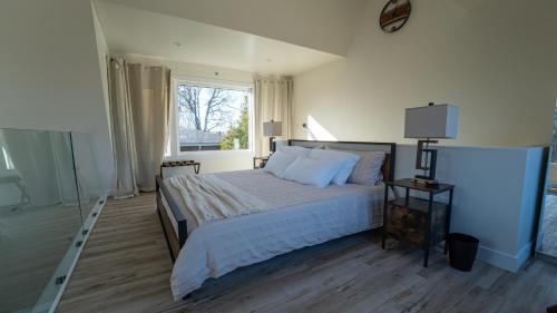 MacTier Casa | Cozy, Hot Tub, Sauna, Heated Floors, EV, Nespresso