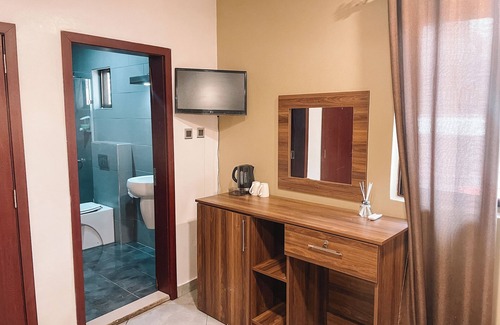 Labone Hotel | Cozy hotel room/Osu, Oxford St