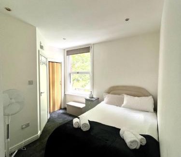 Leeds Apartamento | Cozy hotel-style city apartment with free parking