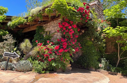 Uptown Sedona Apartamento | Cozy Hotel Suite in Charming Downtown Sedona, Pet Friendly
