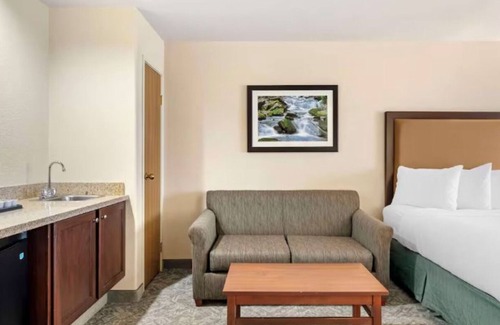 Eagle Hotel | Cozy Hotel w/ Indoor Pool, Free Breakfast & Gym – Near Vail & Beaver Creek Ski