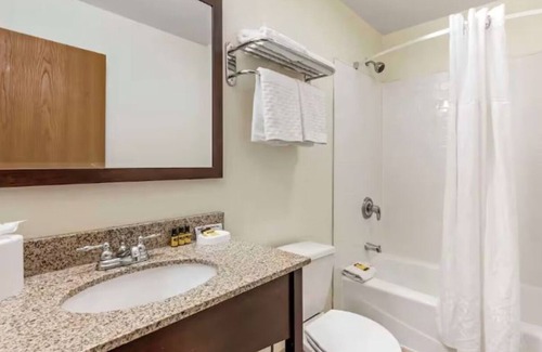 Eagle Hotel | Cozy Hotel w/ Indoor Pool, Free Breakfast & Gym – Near Vail & Beaver Creek Ski