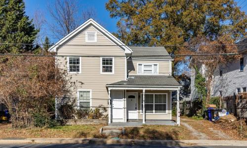 Bluemont Casa | Cozy House 10min to Monuments and DC by CozySuites