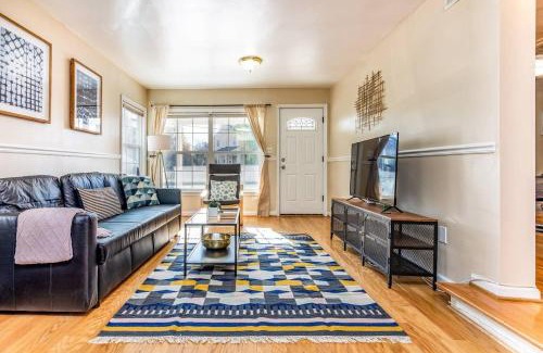 Bluemont Casa | Cozy House 10min to Monuments and DC by CozySuites