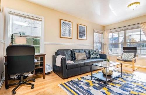 Bluemont Casa | Cozy House 10min to Monuments and DC by CozySuites