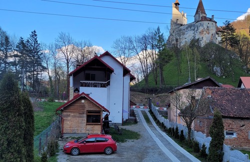 Bran Casa | Cozy house, 5 minutes away from Bran Castle, the price is per room, per night.
