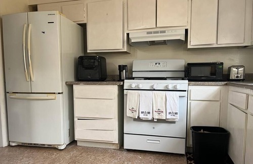 South Lowell Casa | Cozy house close to Lowell General Hospital and UMass.