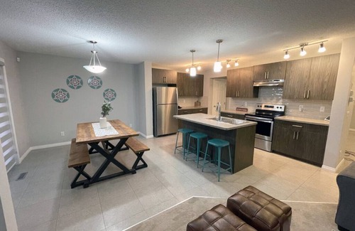 Calgary Casa | Cozy House - close to the mountains