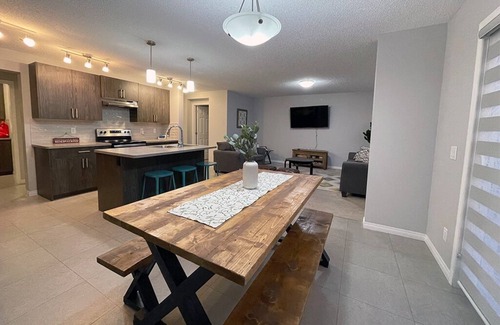 Calgary Casa | Cozy House - close to the mountains