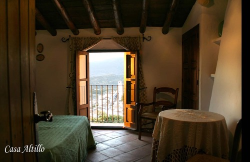 Zahara de la Sierra Cabaña | Cozy House in Zahara de la Sierra, Cádiz: Fireplace and Castle Views