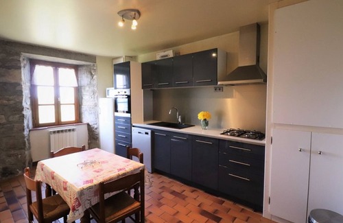 Montboudif Cabaña | Cozy house for 4 with garden, fireplace, near Super-Besse