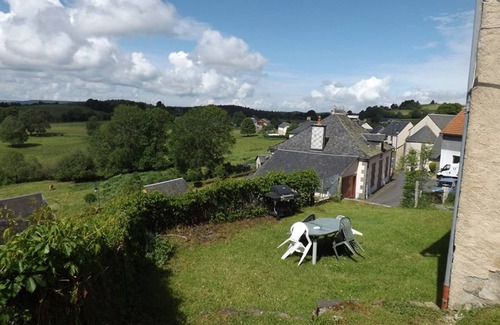 Montboudif Cabaña | Cozy house for 4 with garden, fireplace, near Super-Besse